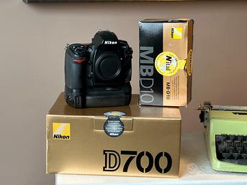 Nikon D700 con battery grip originale