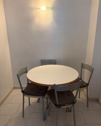 TAVOLO DA PRANZO + 4 SEDIE – ROMA PRATI