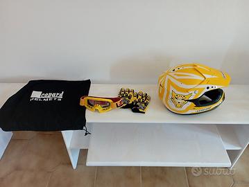 casco bambino con guanti e occhiali