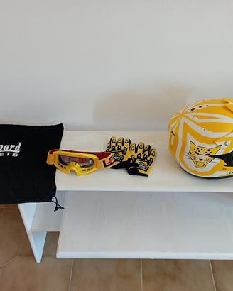 casco bambino con guanti e occhiali