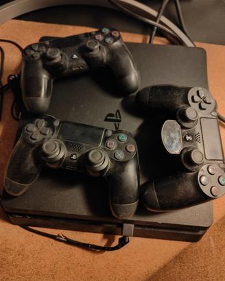 Playstation 4 1giga con tre joypad e 13 giochi