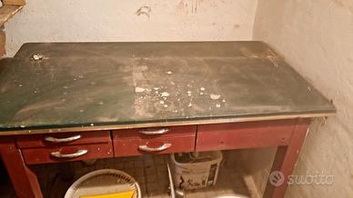 scrivania o tavolo in metallo con cassetti 