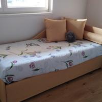 divano con letto doppio estraibile da sotto.