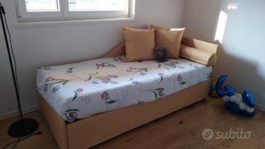 divano con letto doppio estraibile da sotto.