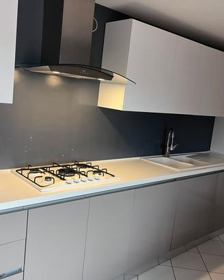 Cucina 4m con elettrodomestici Candy e DeLonghi