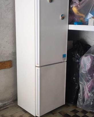 Frigorifero con congelatore cassetti