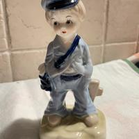 Scolaretto con abito azzurro