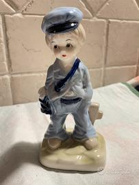 Scolaretto con abito azzurro