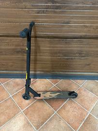 Monopattino Freestyle Nero con fiamme