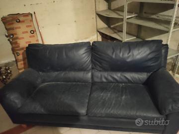 divano tre posti in pelle buono stato