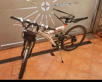 bicicletta Mountain bike
