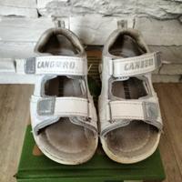 Sandali bianchi con strappi da bimba