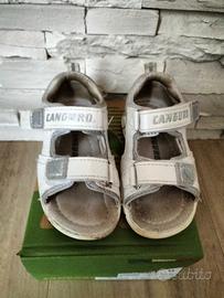 Sandali bianchi con strappi da bimba