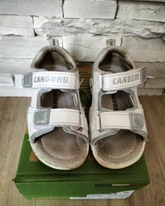 Sandali bianchi con strappi da bimba