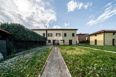 VILLA A SCHIERA CENTRALE A BARICELLA