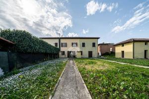 VILLA A SCHIERA CENTRALE A BARICELLA