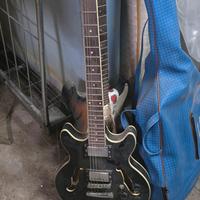chitarra elettrica stile semi-hollow jazz
