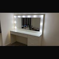 Tavolo da trucco con specchiera luminosa