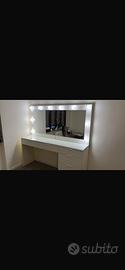 Tavolo da trucco con specchiera luminosa