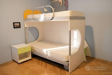 Letto a castello con scala contenitore e comodini