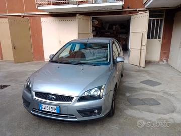 Automobile colore grigio metallizzato