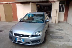 Automobile colore grigio metallizzato