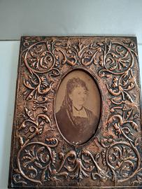 Portafoto in rame sbalzato ,con foto 
