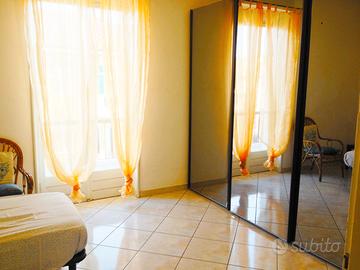 Stanza indipendente posto auto