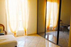 Stanza indipendente posto auto