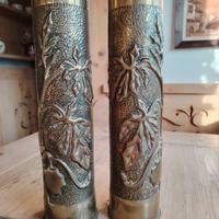Coppia vasi bossoli ottone sbalzati e cesellati 