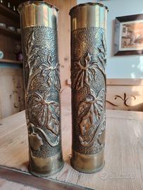 Coppia vasi bossoli ottone sbalzati e cesellati 