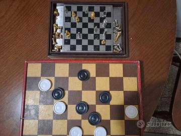 Dama e scacchi con pedine alfieri torri regine Re