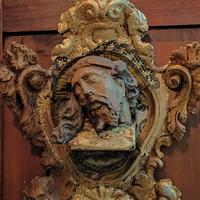 Scultura in  legno Cristo e  cornice antica 800