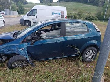 Fiat punto evo incidentata