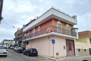 CASA SEMINDIPENDENTE CON TERRAZZO E BOX ZONA