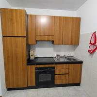 Cucina completa di tavolo e sedie