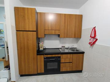 Cucina completa di tavolo e sedie