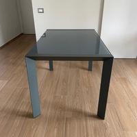 Tavolo allungabile in vetro fumèe