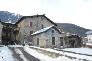 Palazzo / Stabile di 600 m² con più di 5 locali a 