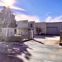 Ampio complesso commerciale con capannone e uffici