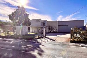 Ampio complesso commerciale con capannone e uffici