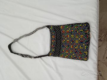 Borsa con chiodini colorati
