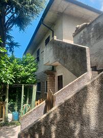Villa singola con capannone e giardino