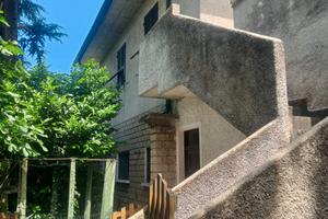 Villa singola con capannone e giardino