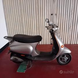 scuotter  vespa grigia 50 Piaggio