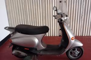 scuotter  vespa grigia 50 Piaggio