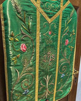 Pianeta in seta laminata ricamata