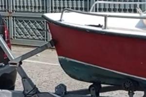 piccola barca ,motore,più carrello.