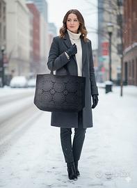 Borsa shopper nera capiente
