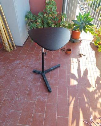 Tavolino triangolare portaoggetti
